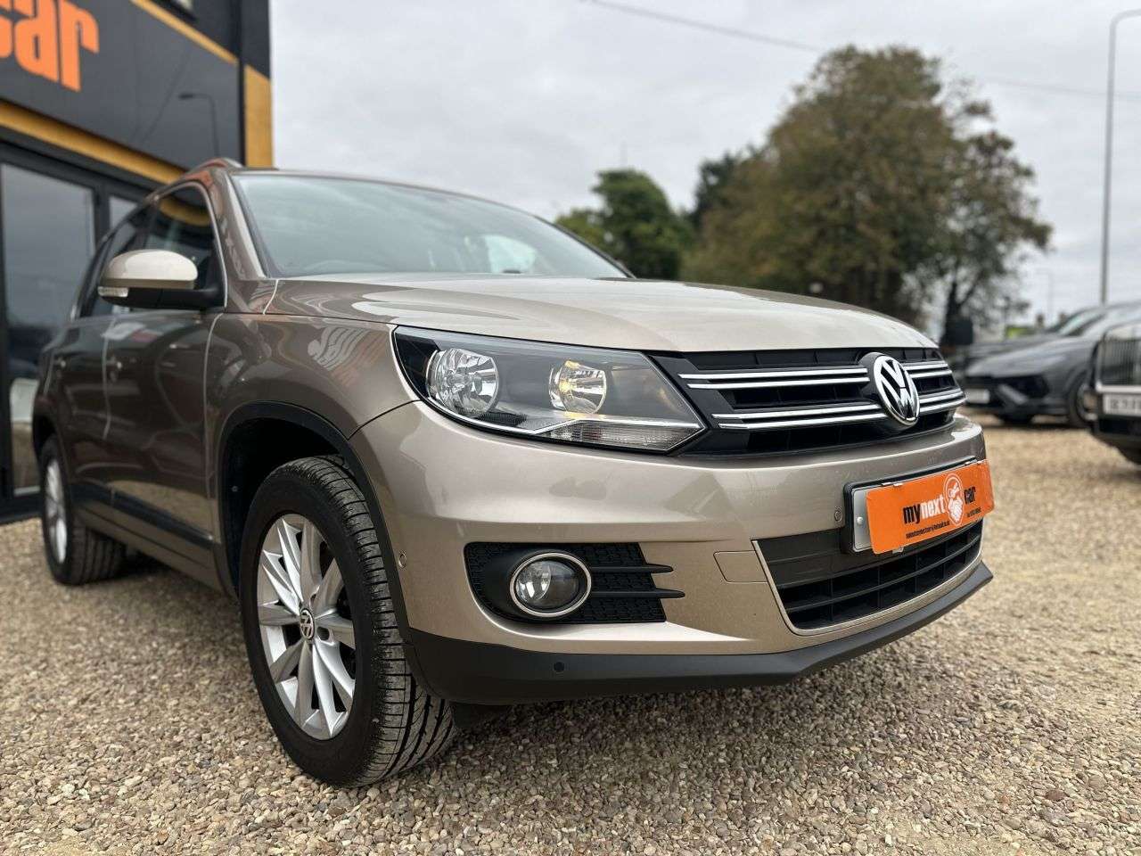 A 2012 VOLKSWAGEN TIGUAN 2.0 TDI BlueMotion Tech SE SUV 5dr Diesel Manual 4WD Euro 5 (s/s) (140 ps) A 2012 VOLKSWAGEN TIGUAN 2.0 TDI BlueMotion Tech SE SUV 5dr Diesel Manual 4WD Euro 5 (s/s) (140 ps)