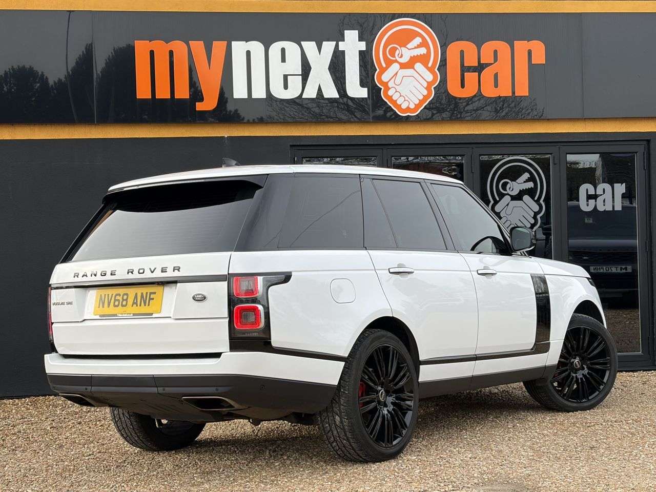 A 2018 LAND ROVER RANGE ROVER 3.0 SD V6 Vogue SE SUV 5dr Diesel Auto 4WD Euro 6 (s/s) (275 ps) FULL LAND A 2018 LAND ROVER RANGE ROVER 3.0 SD V6 Vogue SE SUV 5dr Diesel Auto 4WD Euro 6 (s/s) (275 ps) FULL LAND