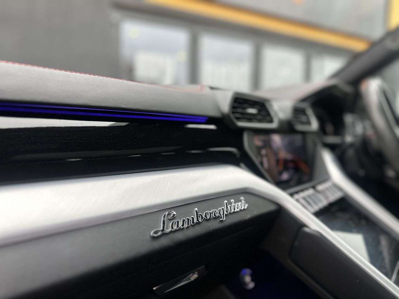 2018 LAMBORGHINI URUS 2018 LAMBORGHINI URUS