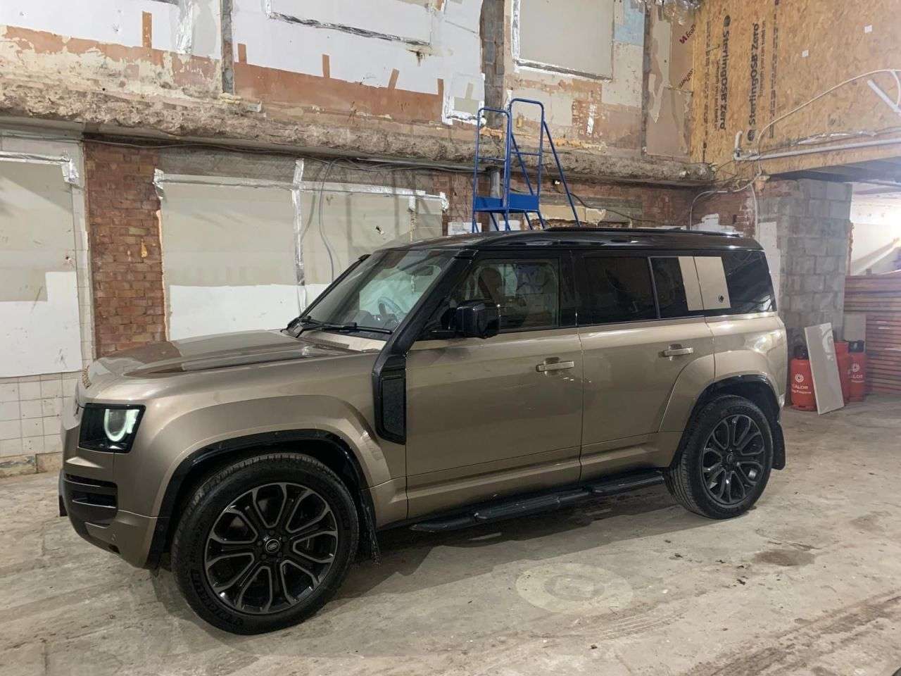 A 2025 LAND ROVER DEFENDER 4.4P V8 MHEV OCTA SUV 5dr Petrol Auto 4WD Euro 6 (s/s) (635 ps) HUGE SPEC/ A 2025 LAND ROVER DEFENDER 4.4P V8 MHEV OCTA SUV 5dr Petrol Auto 4WD Euro 6 (s/s) (635 ps) HUGE SPEC/