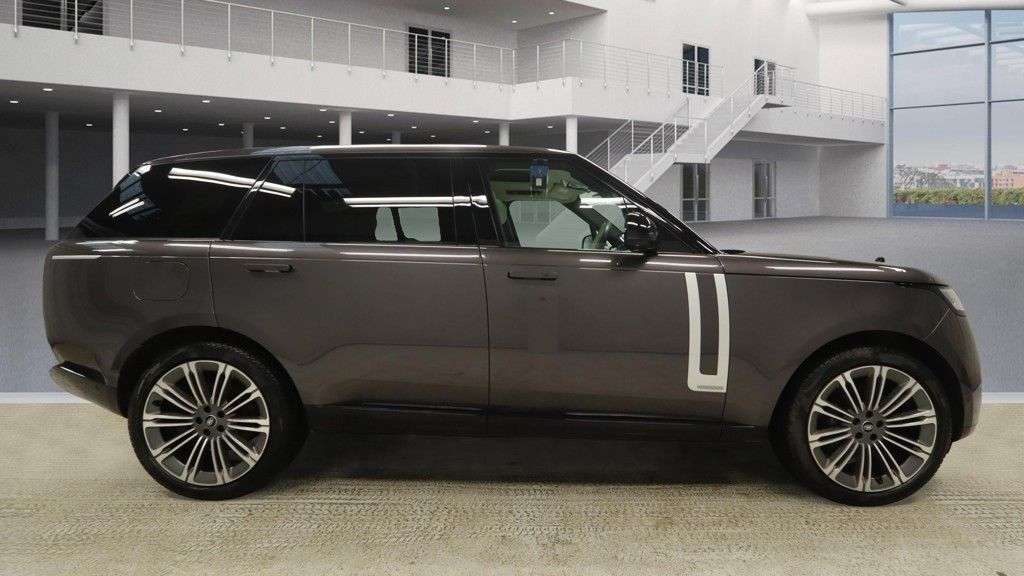 A 2022 LAND ROVER RANGE ROVER 3.0 D350 MHEV Autobiography SUV 5dr Diesel Auto 4WD Euro 6 (s/s) (LWB, 7Sea A 2022 LAND ROVER RANGE ROVER 3.0 D350 MHEV Autobiography SUV 5dr Diesel Auto 4WD Euro 6 (s/s) (LWB, 7Sea