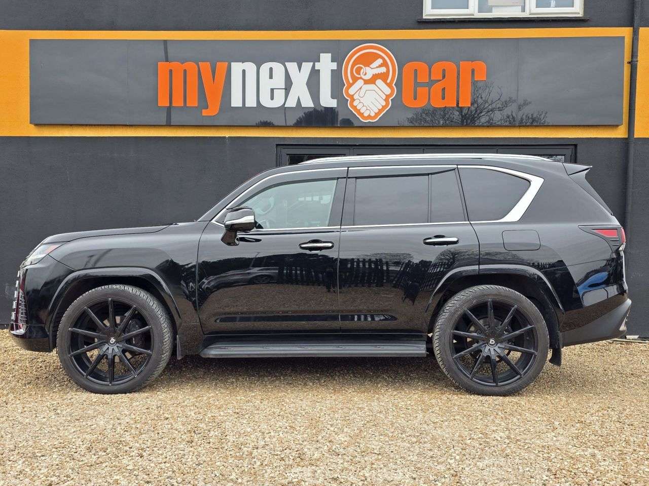 A 2022 LEXUS LX LX 600 3.5 5dr Adaptive Air Suspension/ Apple Car A 2022 LEXUS LX LX 600 3.5 5dr Adaptive Air Suspension/ Apple Car