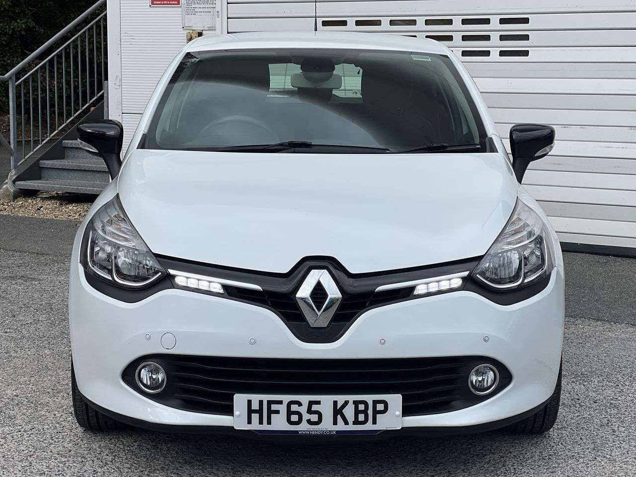 A 2015 RENAULT CLIO 0.9 TCe Dynamique Nav Hatchback 5dr Petrol Manual Euro 6 (s/s) (90 ps) LED A 2015 RENAULT CLIO 0.9 TCe Dynamique Nav Hatchback 5dr Petrol Manual Euro 6 (s/s) (90 ps) LED