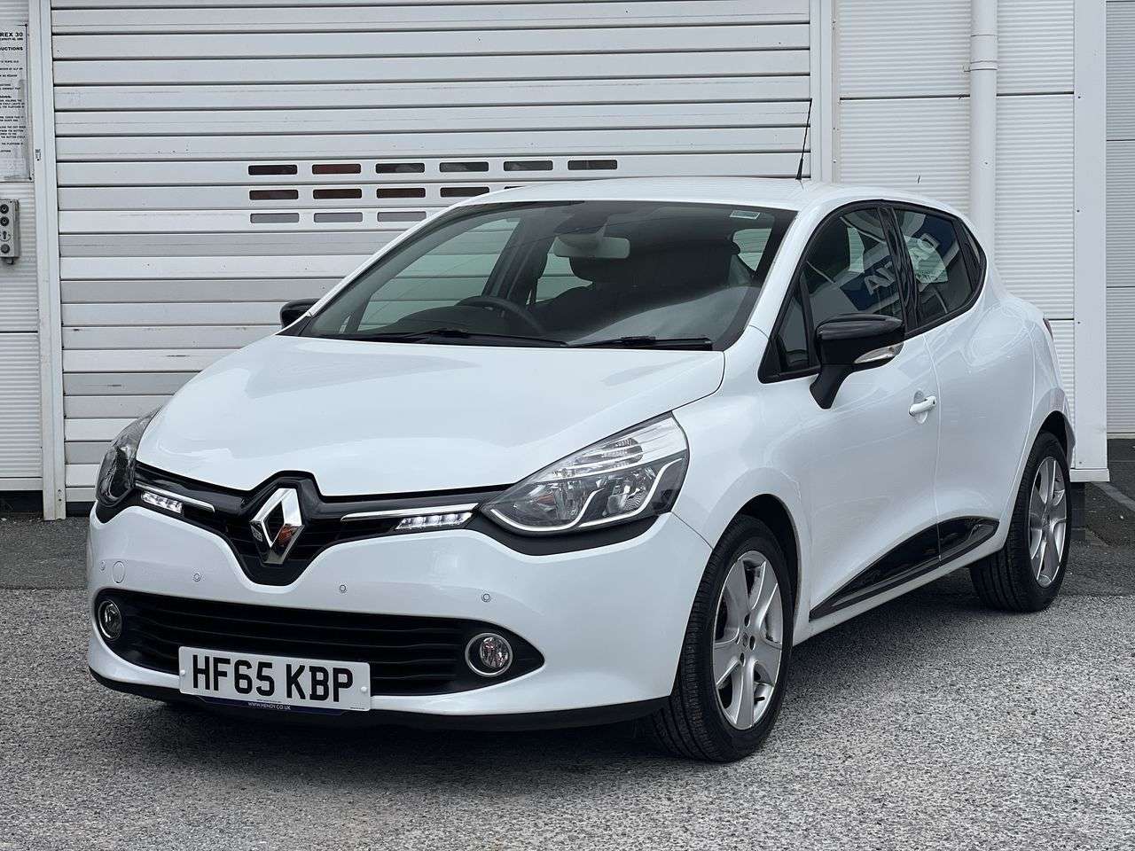 A 2015 RENAULT CLIO 0.9 TCe Dynamique Nav Hatchback 5dr Petrol Manual Euro 6 (s/s) (90 ps) LED A 2015 RENAULT CLIO 0.9 TCe Dynamique Nav Hatchback 5dr Petrol Manual Euro 6 (s/s) (90 ps) LED