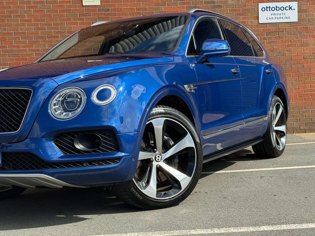 A 2020 BENTLEY BENTAYGA 4.0 V8 SUV 5dr Petrol Auto 4WD Euro 6 (s/s) (550 ps) * DELIVERY AVAILABLE * A 2020 BENTLEY BENTAYGA 4.0 V8 SUV 5dr Petrol Auto 4WD Euro 6 (s/s) (550 ps) * DELIVERY AVAILABLE *
