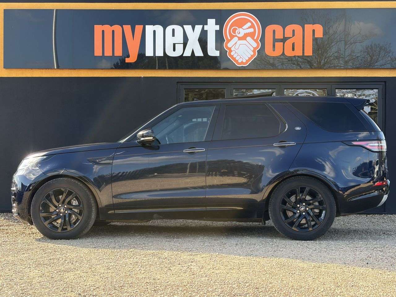 A 2020 LAND ROVER DISCOVERY 3.0 SD V6 HSE Luxury SUV 5dr Diesel Auto 4WD Euro 6 (s/s) (306 ps) FULL SER A 2020 LAND ROVER DISCOVERY 3.0 SD V6 HSE Luxury SUV 5dr Diesel Auto 4WD Euro 6 (s/s) (306 ps) FULL SER