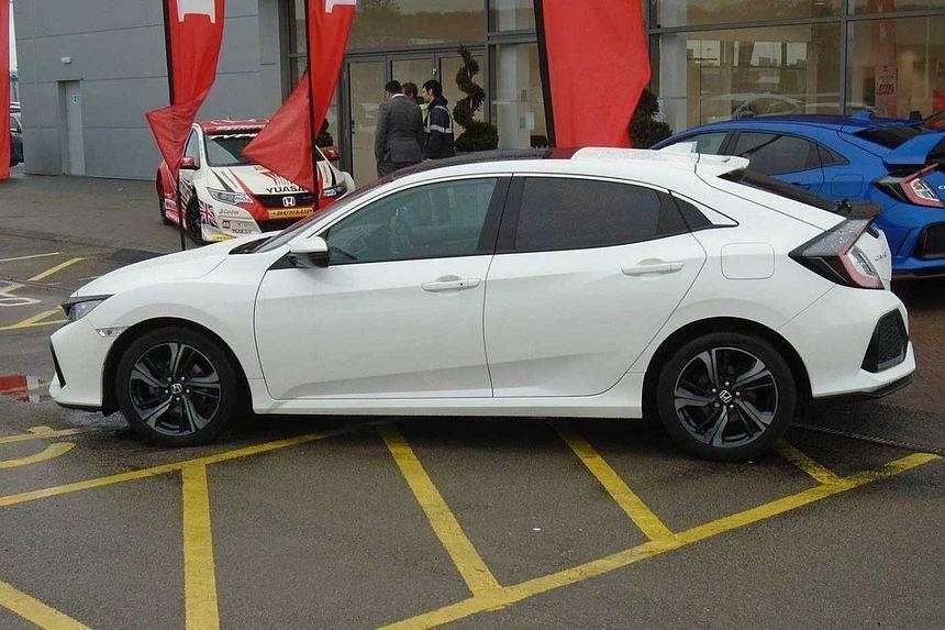 A 2017 HONDA CIVIC 1.0 VTEC Turbo EX Hatchback 5dr Petrol Manual Euro 6 (s/s) (129 ps) SAT NAV A 2017 HONDA CIVIC 1.0 VTEC Turbo EX Hatchback 5dr Petrol Manual Euro 6 (s/s) (129 ps) SAT NAV