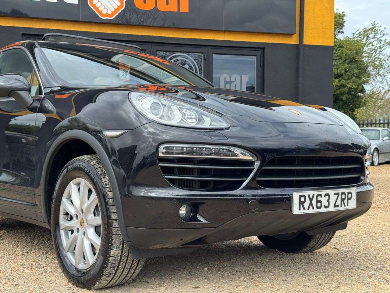 A 2013 PORSCHE CAYENNE 3.0 TD V6 SUV 5dr Diesel Tiptronic 4WD Euro 5 (s/s) (240 ps) JET BLACK PAIN A 2013 PORSCHE CAYENNE 3.0 TD V6 SUV 5dr Diesel Tiptronic 4WD Euro 5 (s/s) (240 ps) JET BLACK PAIN