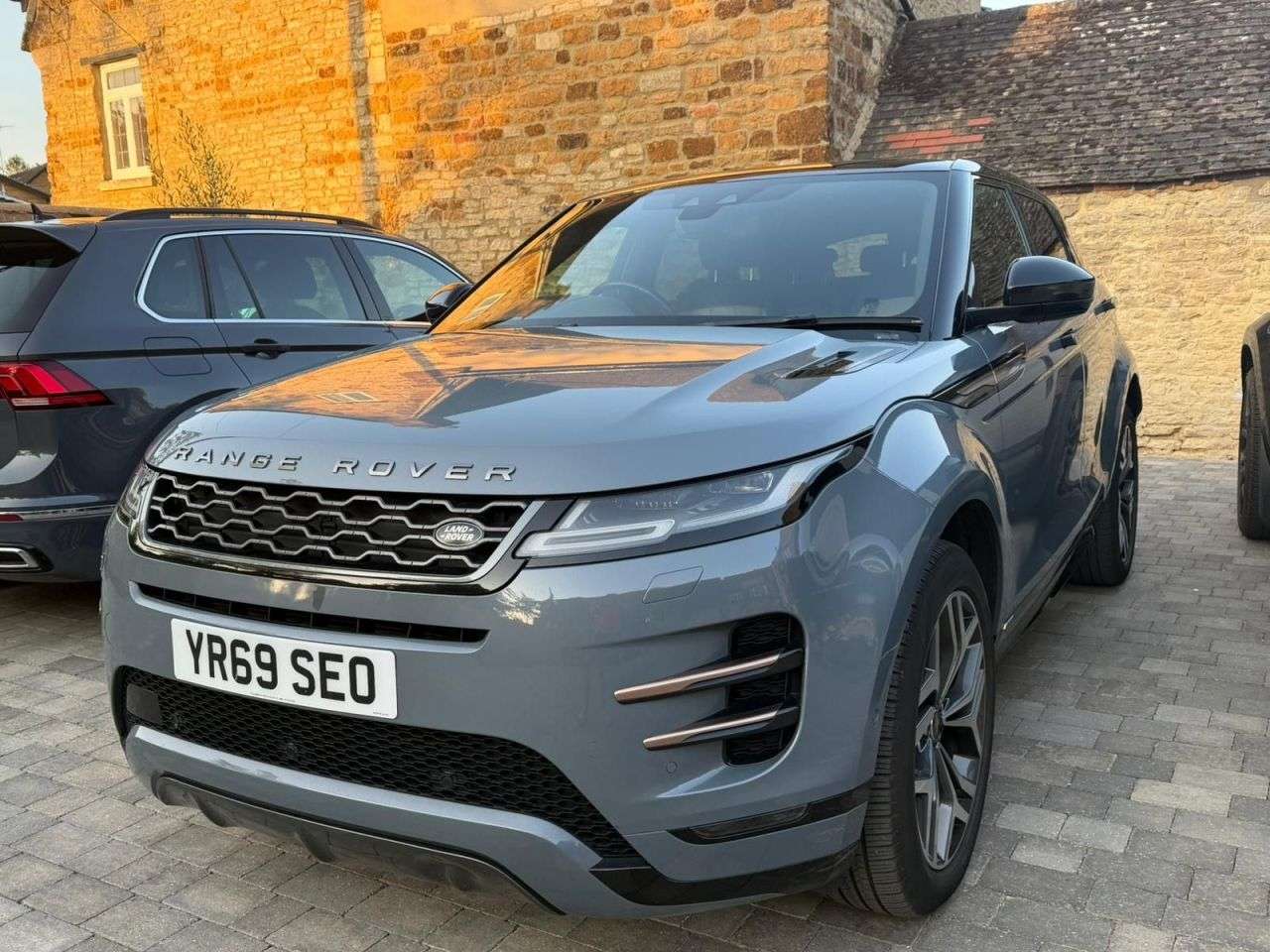 A 2019 LAND ROVER RANGE ROVER EVOQUE 2.0 D180 First Edition SUV 5dr Diesel Auto 4WD Euro 6 (s/s) (180 ps) 2 KEYS A 2019 LAND ROVER RANGE ROVER EVOQUE 2.0 D180 First Edition SUV 5dr Diesel Auto 4WD Euro 6 (s/s) (180 ps) 2 KEYS