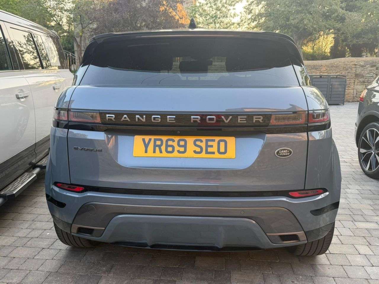 A 2019 LAND ROVER RANGE ROVER EVOQUE 2.0 D180 First Edition SUV 5dr Diesel Auto 4WD Euro 6 (s/s) (180 ps) 2 KEYS A 2019 LAND ROVER RANGE ROVER EVOQUE 2.0 D180 First Edition SUV 5dr Diesel Auto 4WD Euro 6 (s/s) (180 ps) 2 KEYS