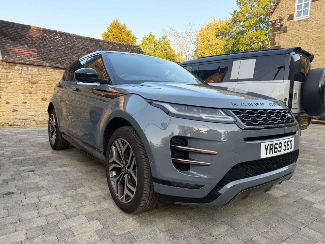 A 2019 LAND ROVER RANGE ROVER EVOQUE 2.0 D180 First Edition SUV 5dr Diesel Auto 4WD Euro 6 (s/s) (180 ps) 2 KEYS A 2019 LAND ROVER RANGE ROVER EVOQUE 2.0 D180 First Edition SUV 5dr Diesel Auto 4WD Euro 6 (s/s) (180 ps) 2 KEYS