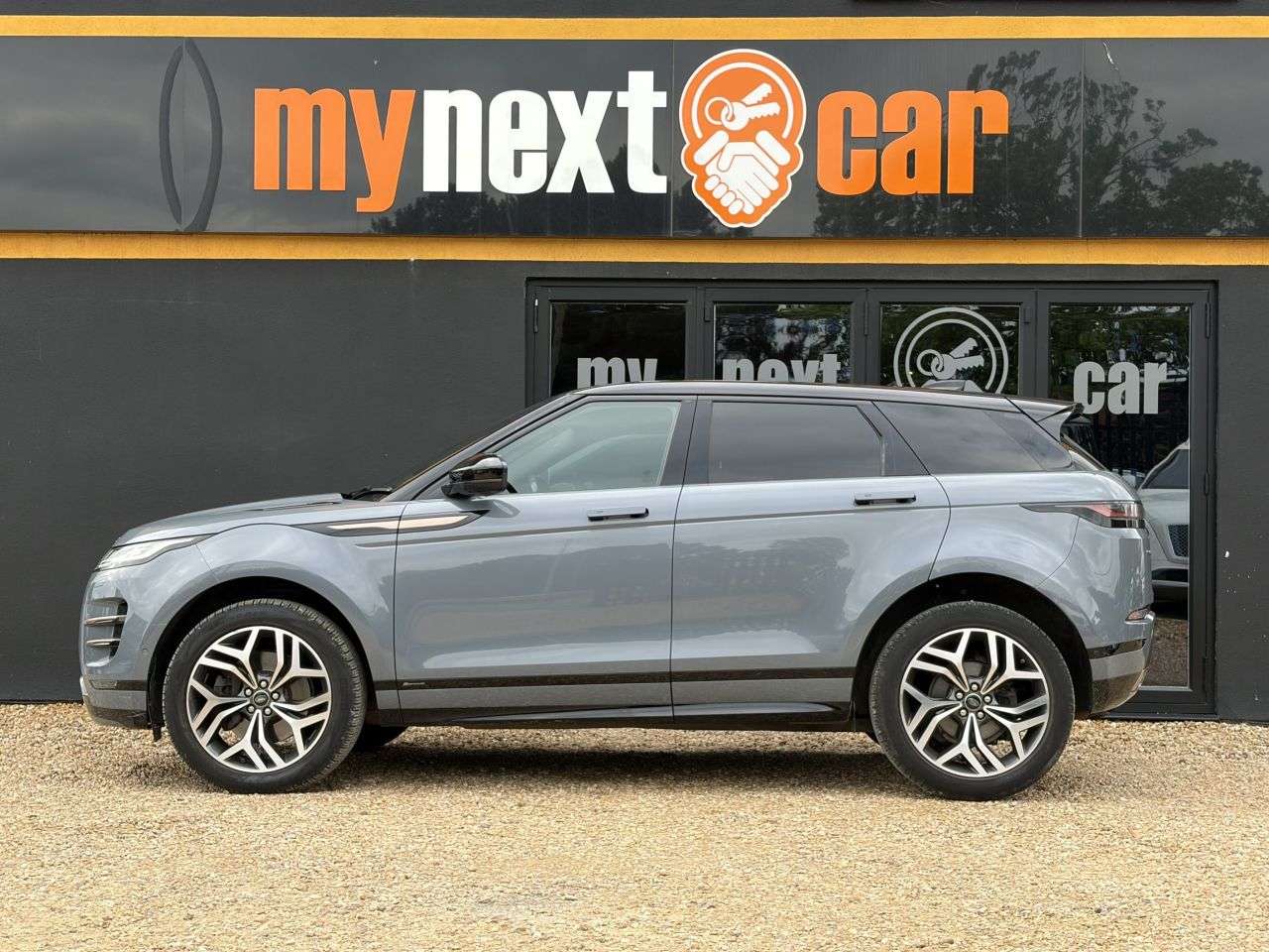 A 2019 LAND ROVER RANGE ROVER EVOQUE 2.0 D180 First Edition SUV 5dr Diesel Auto 4WD Euro 6 (s/s) (180 ps) 2 KEYS A 2019 LAND ROVER RANGE ROVER EVOQUE 2.0 D180 First Edition SUV 5dr Diesel Auto 4WD Euro 6 (s/s) (180 ps) 2 KEYS