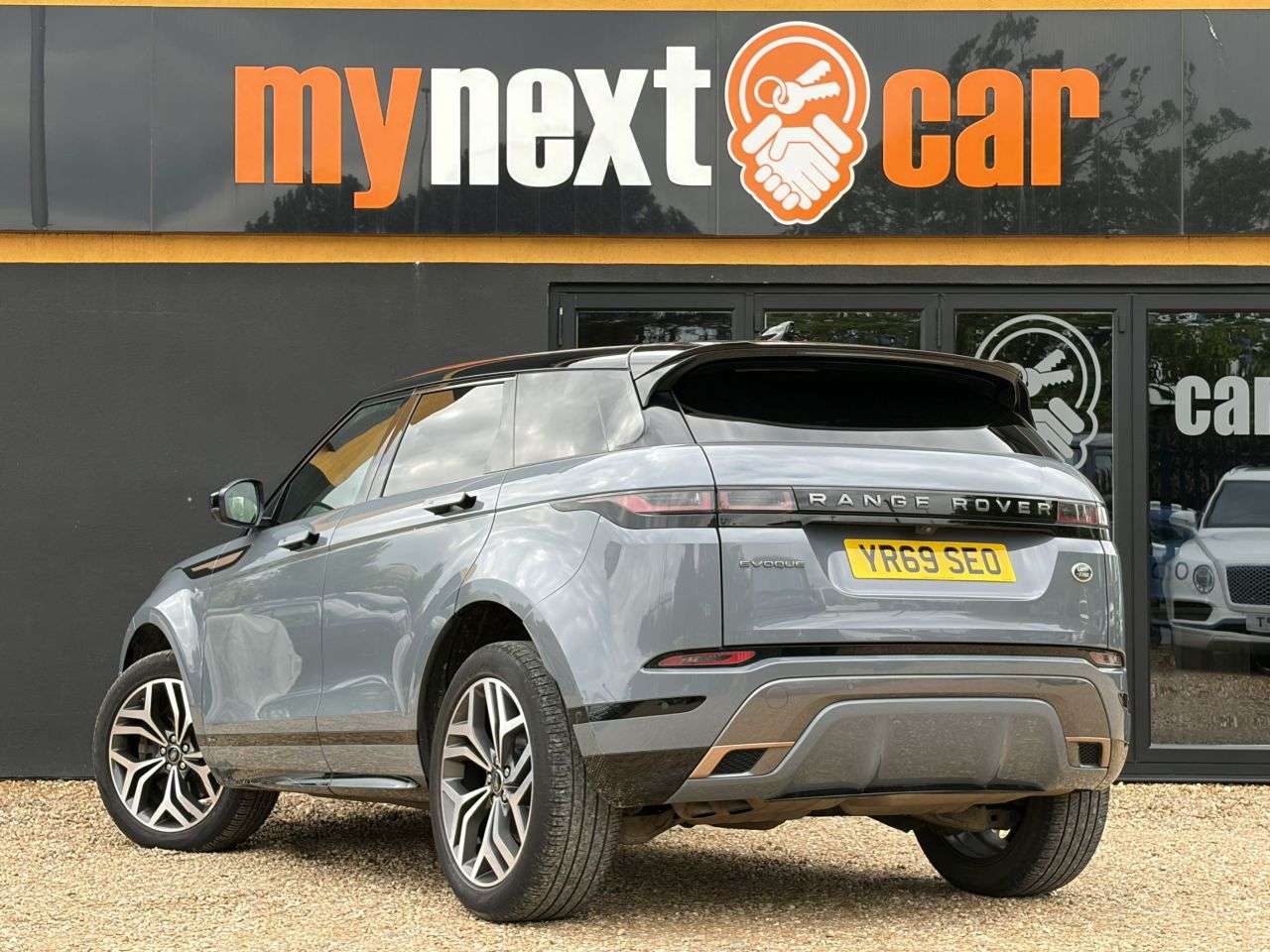 A 2019 LAND ROVER RANGE ROVER EVOQUE 2.0 D180 First Edition SUV 5dr Diesel Auto 4WD Euro 6 (s/s) (180 ps) 2 KEYS A 2019 LAND ROVER RANGE ROVER EVOQUE 2.0 D180 First Edition SUV 5dr Diesel Auto 4WD Euro 6 (s/s) (180 ps) 2 KEYS