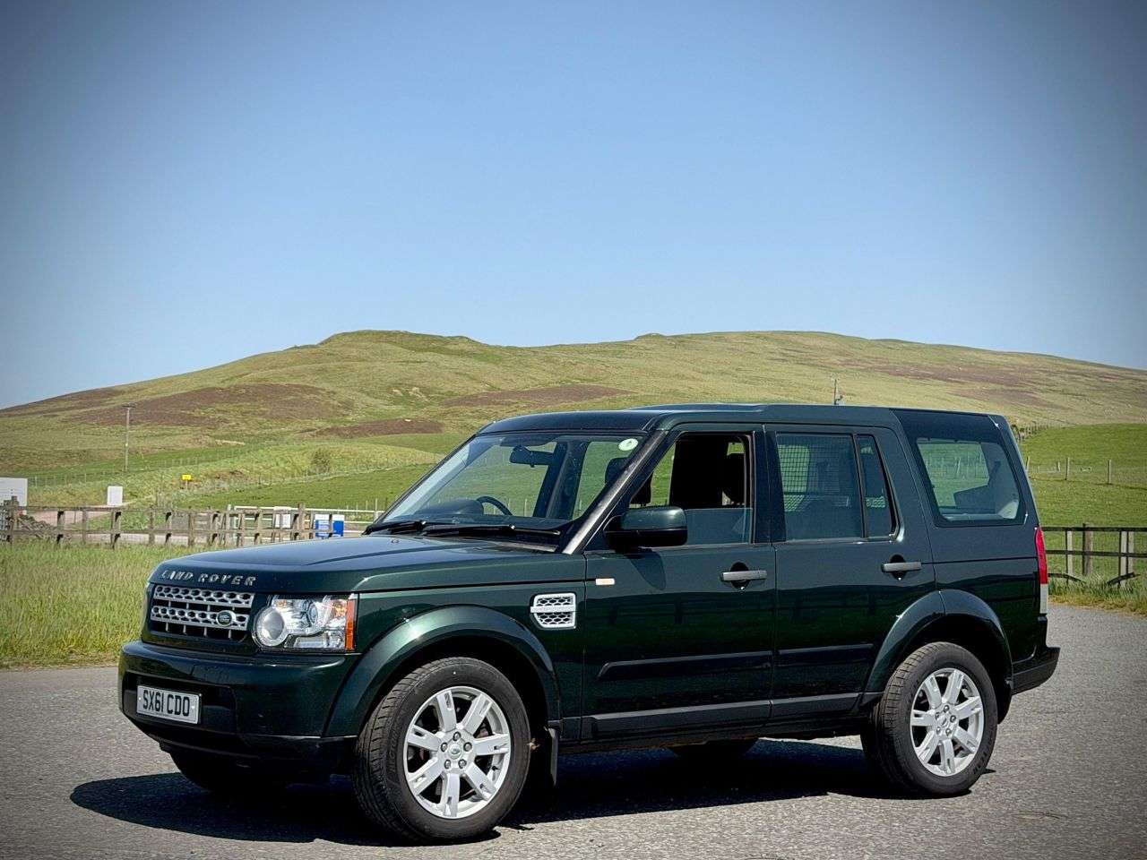 A 2011 LAND ROVER DISCOVERY 4 3.0 SD V6 GS SUV 5dr Diesel Auto 4WD Euro 5 (255 bhp) 7 SEATS/ TOW BAR/ AIR A 2011 LAND ROVER DISCOVERY 4 3.0 SD V6 GS SUV 5dr Diesel Auto 4WD Euro 5 (255 bhp) 7 SEATS/ TOW BAR/ AIR