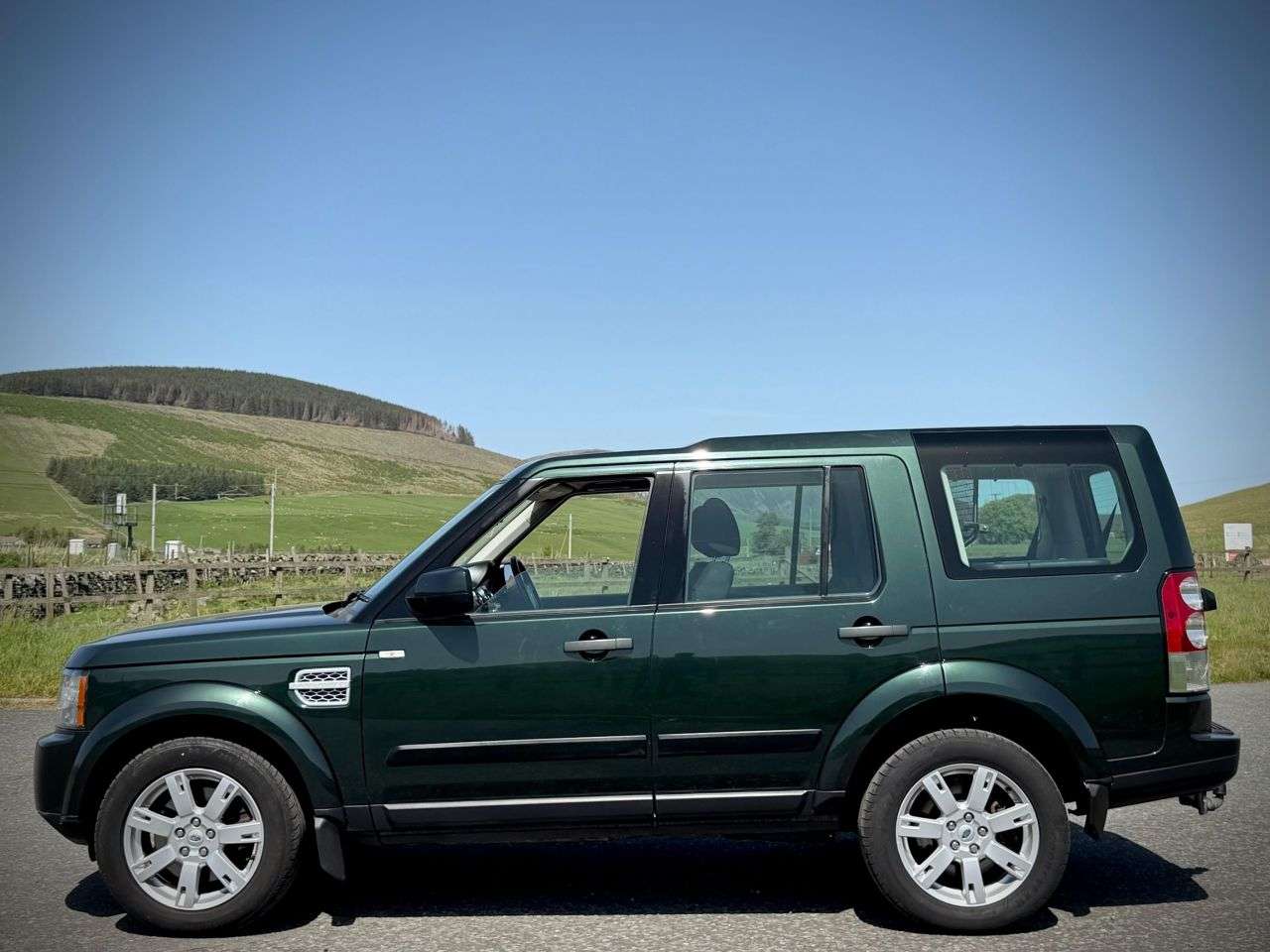 A 2011 LAND ROVER DISCOVERY 4 3.0 SD V6 GS SUV 5dr Diesel Auto 4WD Euro 5 (255 bhp) 7 SEATS/ TOW BAR/ AIR A 2011 LAND ROVER DISCOVERY 4 3.0 SD V6 GS SUV 5dr Diesel Auto 4WD Euro 5 (255 bhp) 7 SEATS/ TOW BAR/ AIR