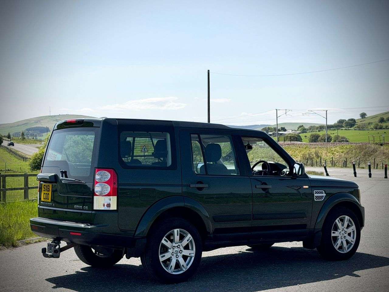 A 2011 LAND ROVER DISCOVERY 4 3.0 SD V6 GS SUV 5dr Diesel Auto 4WD Euro 5 (255 bhp) 7 SEATS/ TOW BAR/ AIR A 2011 LAND ROVER DISCOVERY 4 3.0 SD V6 GS SUV 5dr Diesel Auto 4WD Euro 5 (255 bhp) 7 SEATS/ TOW BAR/ AIR