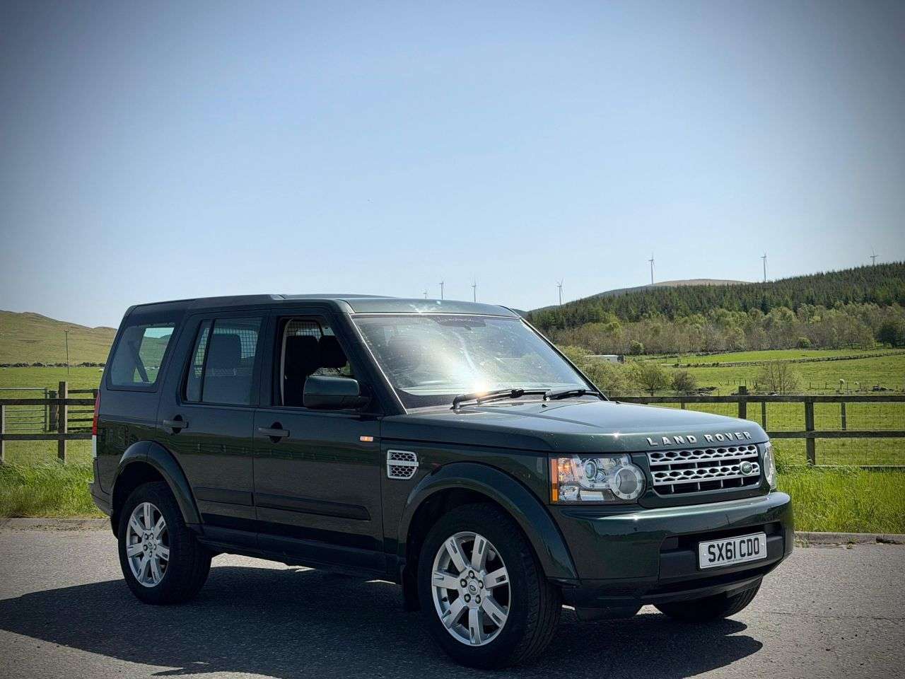 A 2011 LAND ROVER DISCOVERY 4 3.0 SD V6 GS SUV 5dr Diesel Auto 4WD Euro 5 (255 bhp) 7 SEATS/ TOW BAR/ AIR A 2011 LAND ROVER DISCOVERY 4 3.0 SD V6 GS SUV 5dr Diesel Auto 4WD Euro 5 (255 bhp) 7 SEATS/ TOW BAR/ AIR