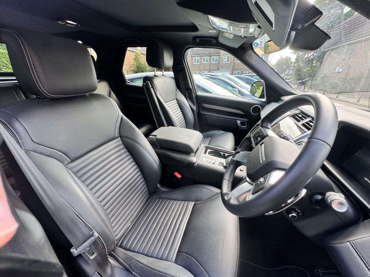 A 2024 LAND ROVER DISCOVERY 3.0 D350 MHEV Dynamic SE SUV 5dr Diesel Auto 4WD Euro 6 (s/s) (350 ps) FLRS A 2024 LAND ROVER DISCOVERY 3.0 D350 MHEV Dynamic SE SUV 5dr Diesel Auto 4WD Euro 6 (s/s) (350 ps) FLRS