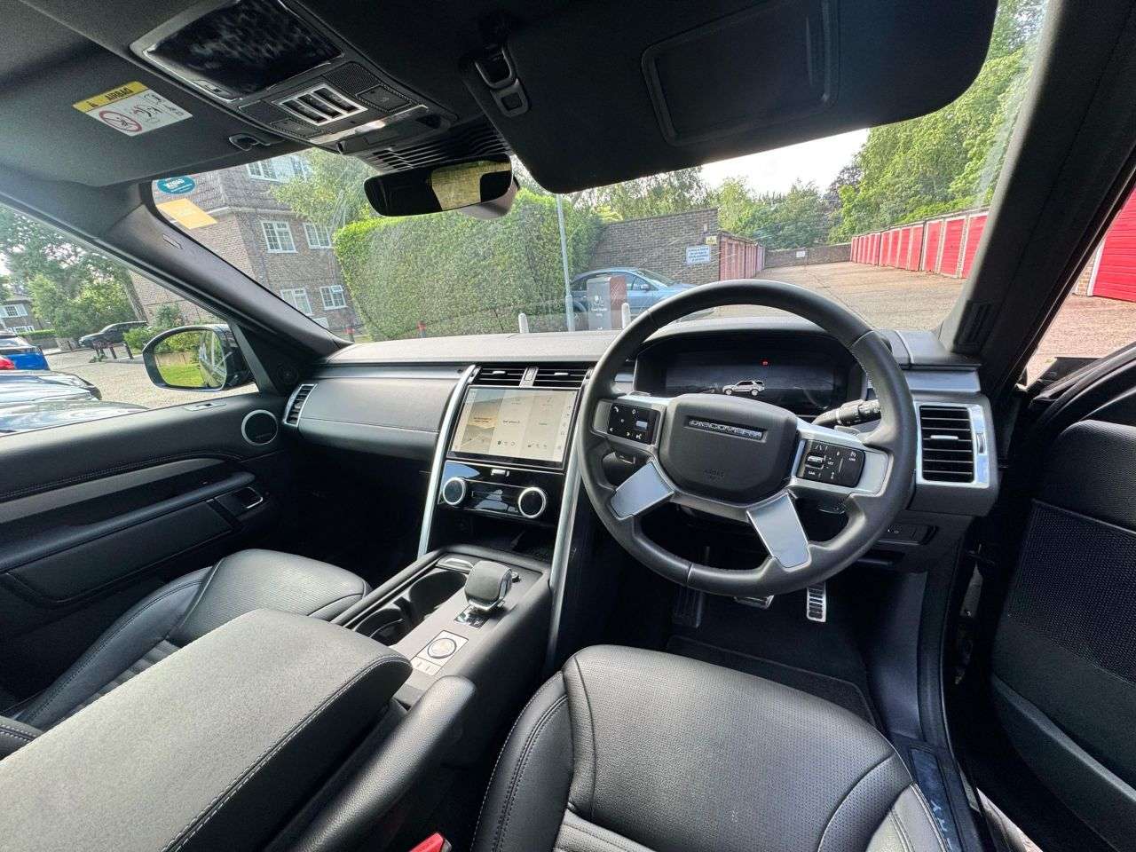 A 2024 LAND ROVER DISCOVERY 3.0 D350 MHEV Dynamic SE SUV 5dr Diesel Auto 4WD Euro 6 (s/s) (350 ps) FLRS A 2024 LAND ROVER DISCOVERY 3.0 D350 MHEV Dynamic SE SUV 5dr Diesel Auto 4WD Euro 6 (s/s) (350 ps) FLRS