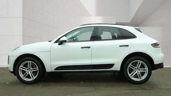 A 2018 PORSCHE MACAN 2.0T SUV 5dr Petrol PDK 4WD Euro 6 (s/s) (245 ps) A 2018 PORSCHE MACAN 2.0T SUV 5dr Petrol PDK 4WD Euro 6 (s/s) (245 ps)