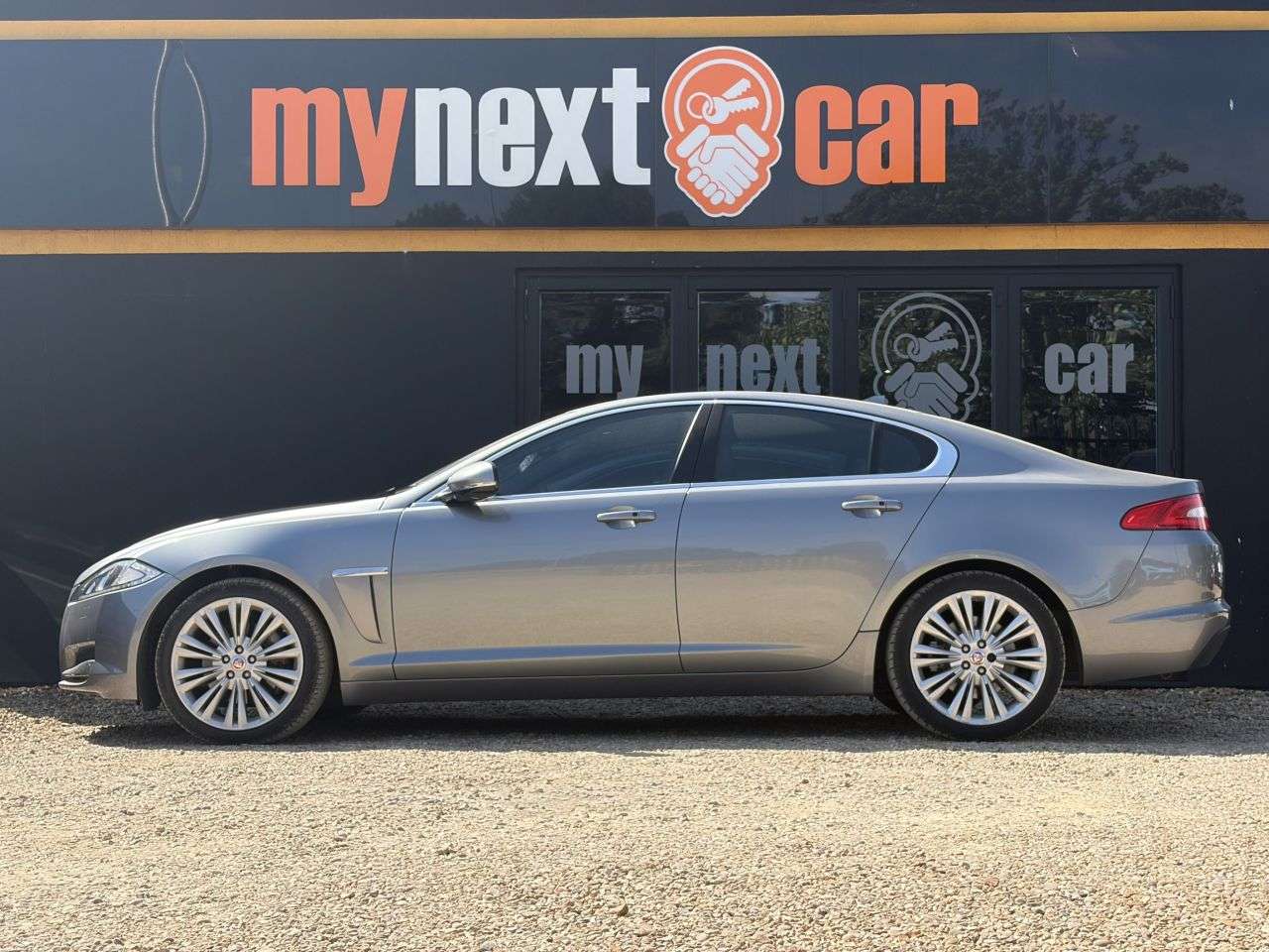 A 2014 JAGUAR XF 2.2d Portfolio Saloon 4dr Diesel Auto Euro 5 (s/s) (200 ps) 19" ALLOYS + PO A 2014 JAGUAR XF 2.2d Portfolio Saloon 4dr Diesel Auto Euro 5 (s/s) (200 ps) 19" ALLOYS + PO