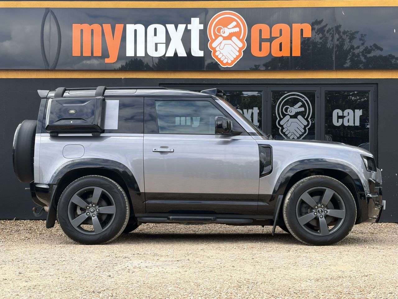 A 2023 LAND ROVER DEFENDER 90 3.0 D250 MHEV X-Dynamic SE SUV 3dr Diesel Auto 4WD Euro 6 (s/s) (250 ps) LI A 2023 LAND ROVER DEFENDER 90 3.0 D250 MHEV X-Dynamic SE SUV 3dr Diesel Auto 4WD Euro 6 (s/s) (250 ps) LI