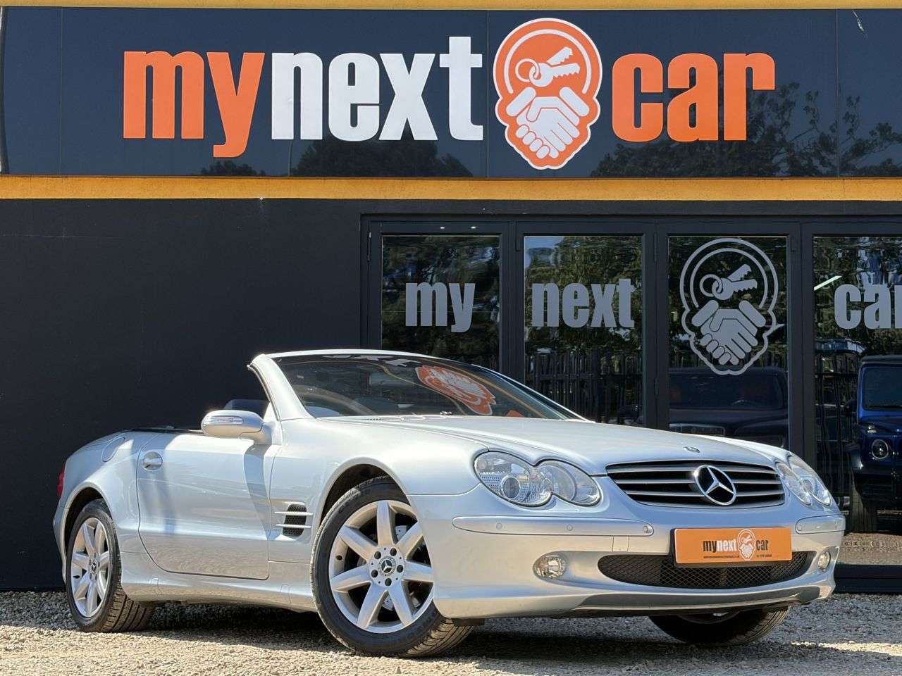 A 2004 MERCEDES-BENZ SL 350 3.5 SL350 2DR NAVY INTERIOR A 2004 MERCEDES-BENZ SL 350 3.5 SL350 2DR NAVY INTERIOR