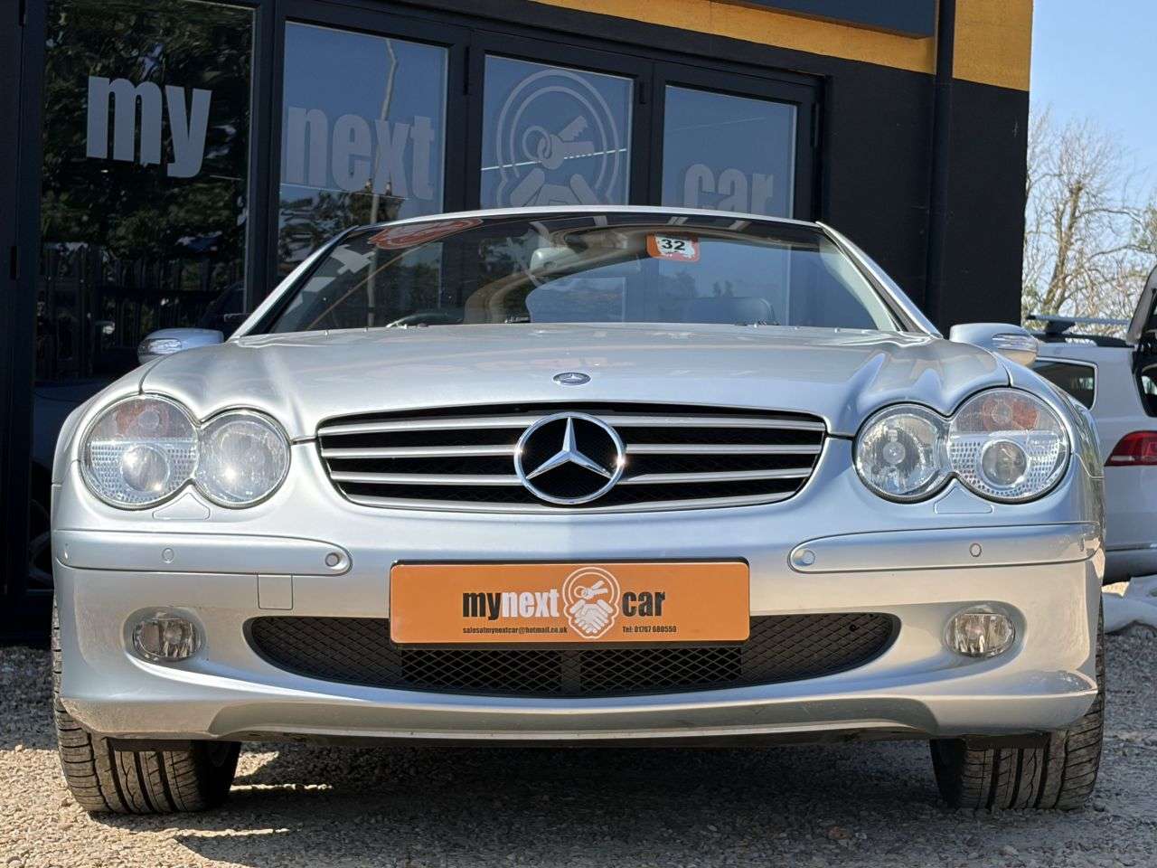 A 2004 MERCEDES-BENZ SL 350 3.5 SL350 2DR NAVY INTERIOR A 2004 MERCEDES-BENZ SL 350 3.5 SL350 2DR NAVY INTERIOR
