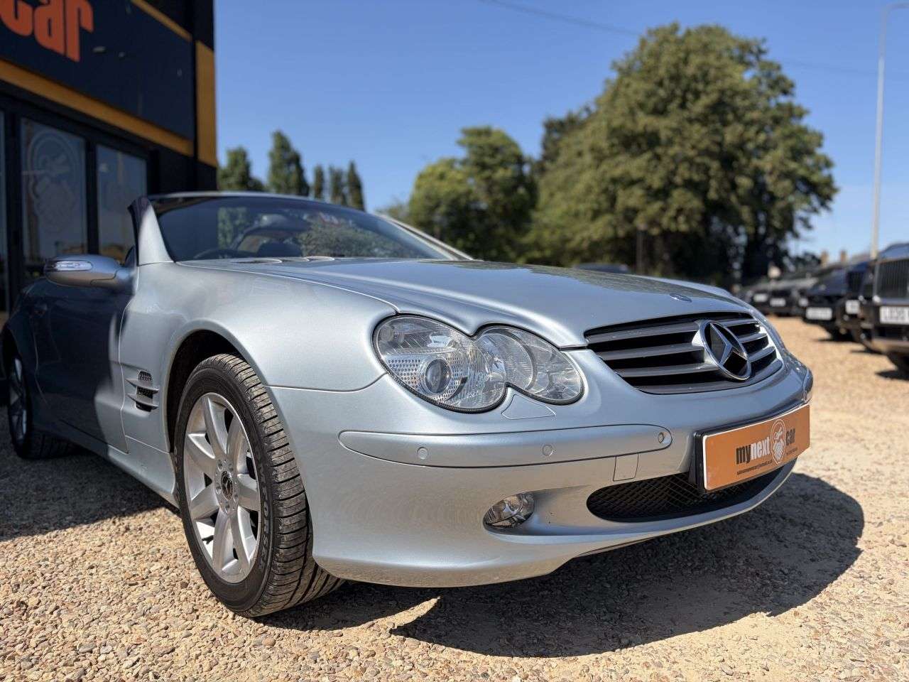A 2004 MERCEDES-BENZ SL 350 3.5 SL350 2DR NAVY INTERIOR A 2004 MERCEDES-BENZ SL 350 3.5 SL350 2DR NAVY INTERIOR