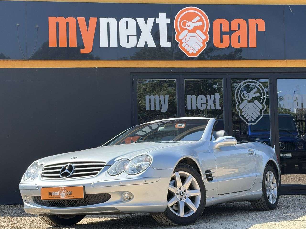 A 2004 MERCEDES-BENZ SL 350 3.5 SL350 2DR NAVY INTERIOR A 2004 MERCEDES-BENZ SL 350 3.5 SL350 2DR NAVY INTERIOR