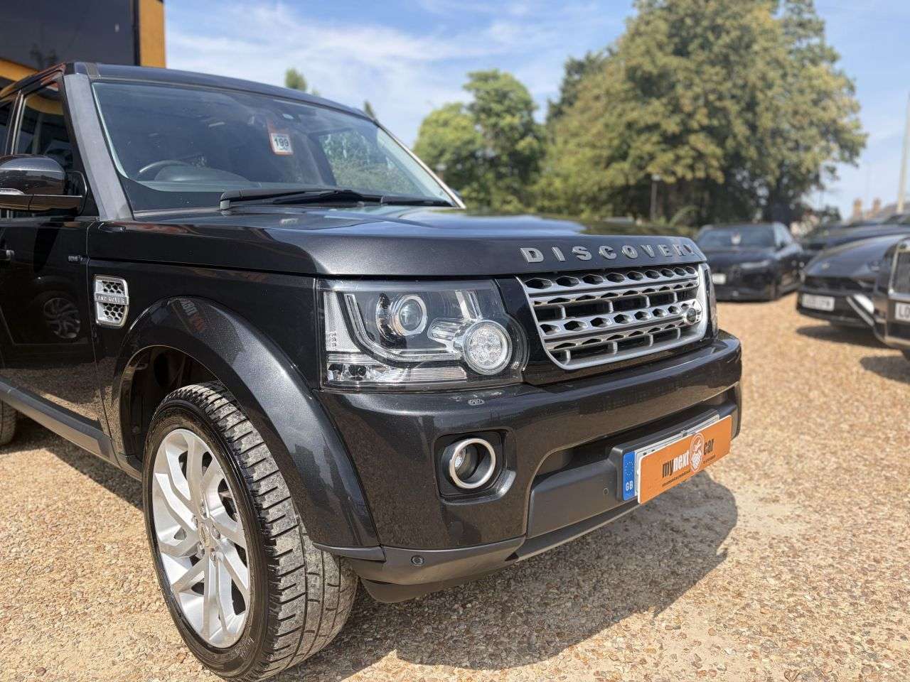 A 2015 LAND ROVER DISCOVERY 4 3.0 SD V6 HSE SUV 5dr Diesel Auto 4WD Euro 5 (s/s) (255 bhp) Satellite Navi A 2015 LAND ROVER DISCOVERY 4 3.0 SD V6 HSE SUV 5dr Diesel Auto 4WD Euro 5 (s/s) (255 bhp) Satellite Navi