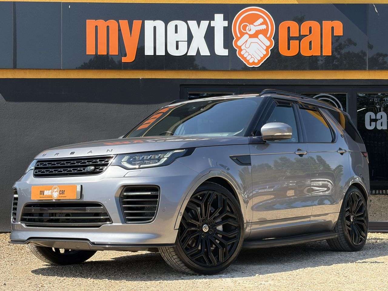 A 2019 LAND ROVER DISCOVERY 3.0 SD V6 HSE SUV 5dr Diesel Auto 4WD Euro 6 (s/s) (306 ps) 5 SEATS + 23" U A 2019 LAND ROVER DISCOVERY 3.0 SD V6 HSE SUV 5dr Diesel Auto 4WD Euro 6 (s/s) (306 ps) 5 SEATS + 23" U