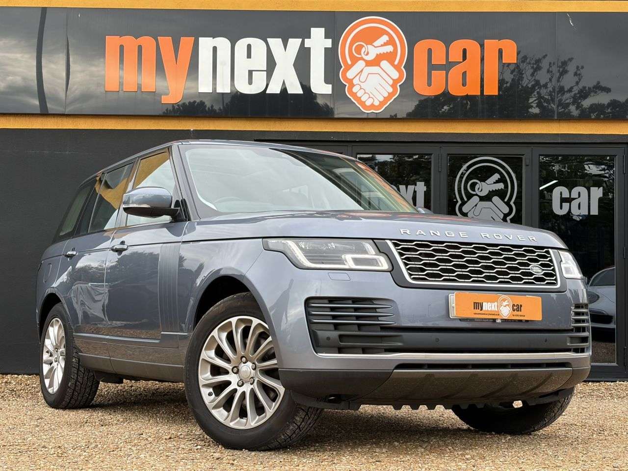 A 2020 LAND ROVER RANGE ROVER 3.0 SD V6 Vogue SUV 5dr Diesel Auto 4WD Euro 6 (s/s) (275 ps) 20" Alloy Whe A 2020 LAND ROVER RANGE ROVER 3.0 SD V6 Vogue SUV 5dr Diesel Auto 4WD Euro 6 (s/s) (275 ps) 20" Alloy Whe