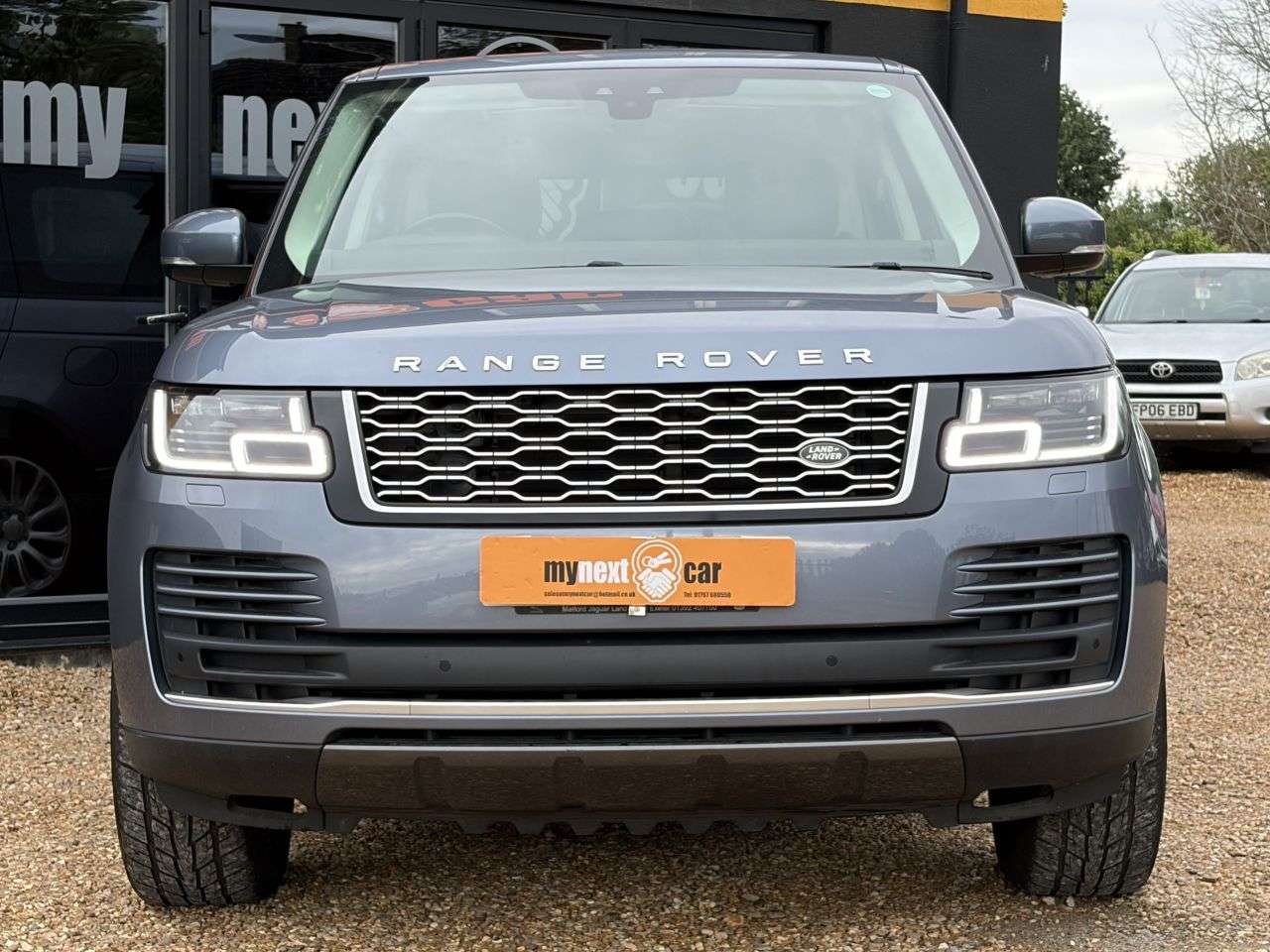 A 2020 LAND ROVER RANGE ROVER 3.0 SD V6 Vogue SUV 5dr Diesel Auto 4WD Euro 6 (s/s) (275 ps) 20" Alloy Whe A 2020 LAND ROVER RANGE ROVER 3.0 SD V6 Vogue SUV 5dr Diesel Auto 4WD Euro 6 (s/s) (275 ps) 20" Alloy Whe