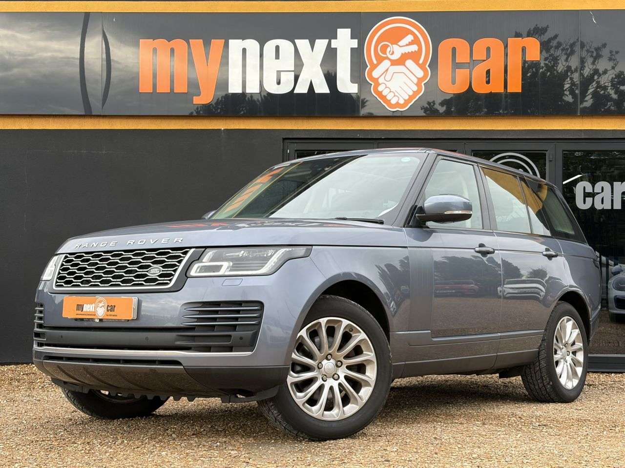 A 2020 LAND ROVER RANGE ROVER 3.0 SD V6 Vogue SUV 5dr Diesel Auto 4WD Euro 6 (s/s) (275 ps) 20" Alloy Whe A 2020 LAND ROVER RANGE ROVER 3.0 SD V6 Vogue SUV 5dr Diesel Auto 4WD Euro 6 (s/s) (275 ps) 20" Alloy Whe