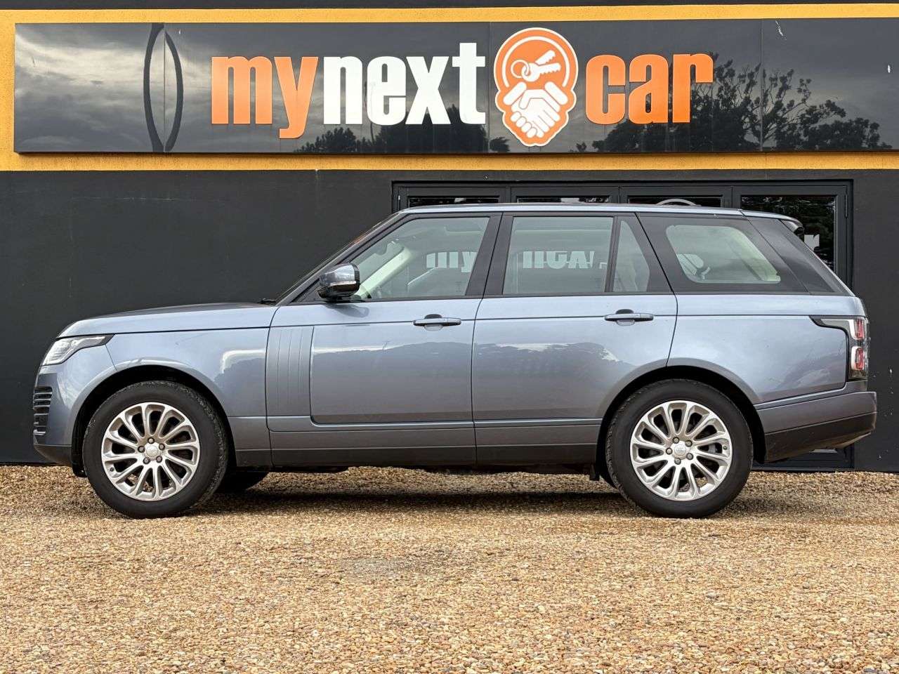 A 2020 LAND ROVER RANGE ROVER 3.0 SD V6 Vogue SUV 5dr Diesel Auto 4WD Euro 6 (s/s) (275 ps) 20" Alloy Whe A 2020 LAND ROVER RANGE ROVER 3.0 SD V6 Vogue SUV 5dr Diesel Auto 4WD Euro 6 (s/s) (275 ps) 20" Alloy Whe