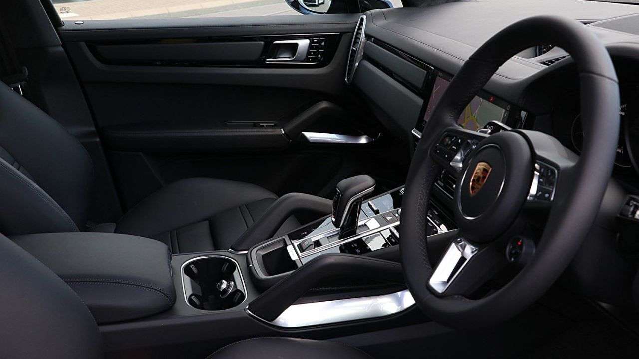 A 2019 PORSCHE CAYENNE 4.0T V8 Turbo Coupe 5dr Petrol TiptronicS 4WD Euro 6 (s/s) (550 ps) NIGHT V A 2019 PORSCHE CAYENNE 4.0T V8 Turbo Coupe 5dr Petrol TiptronicS 4WD Euro 6 (s/s) (550 ps) NIGHT V