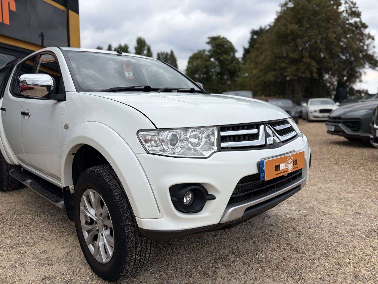 A 2015 MITSUBISHI L200 2.5 DI-D Challenger Pickup Double Cab 4dr Diesel Manual 4WD Euro 5 (LB) (17 A 2015 MITSUBISHI L200 2.5 DI-D Challenger Pickup Double Cab 4dr Diesel Manual 4WD Euro 5 (LB) (17