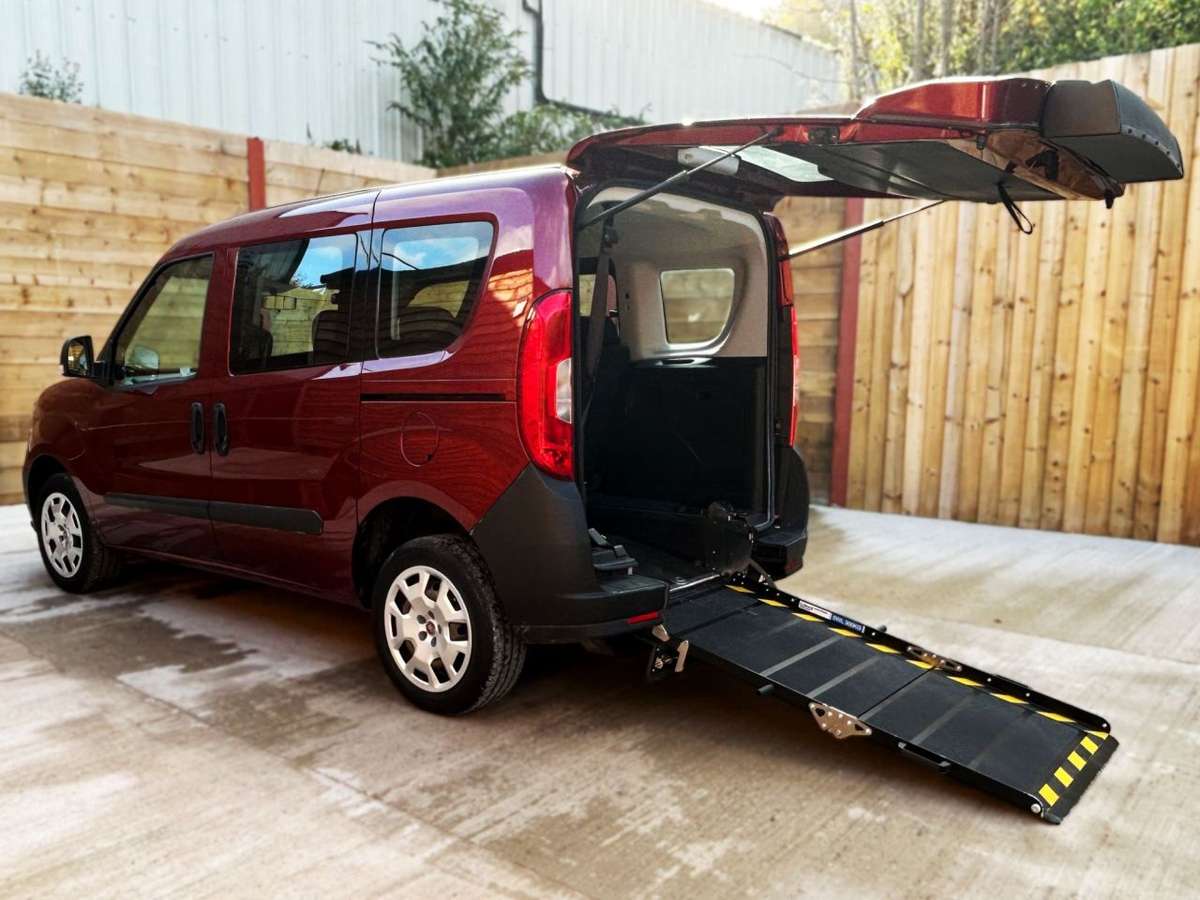 Check out this Fiat Doblo 2018 Petrol Manual