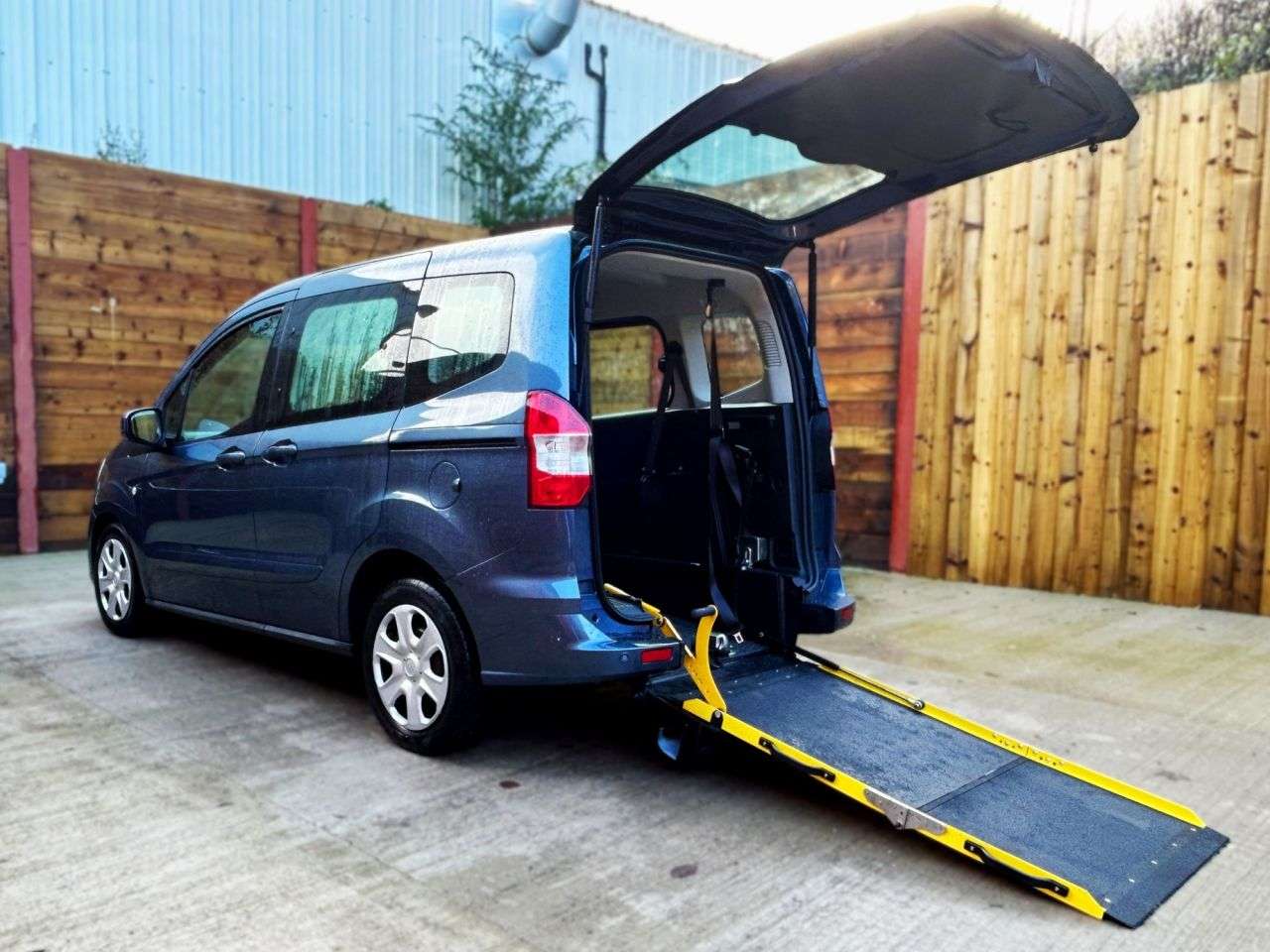 Check out this Ford Tourneo Courier 2020 Diesel Manual