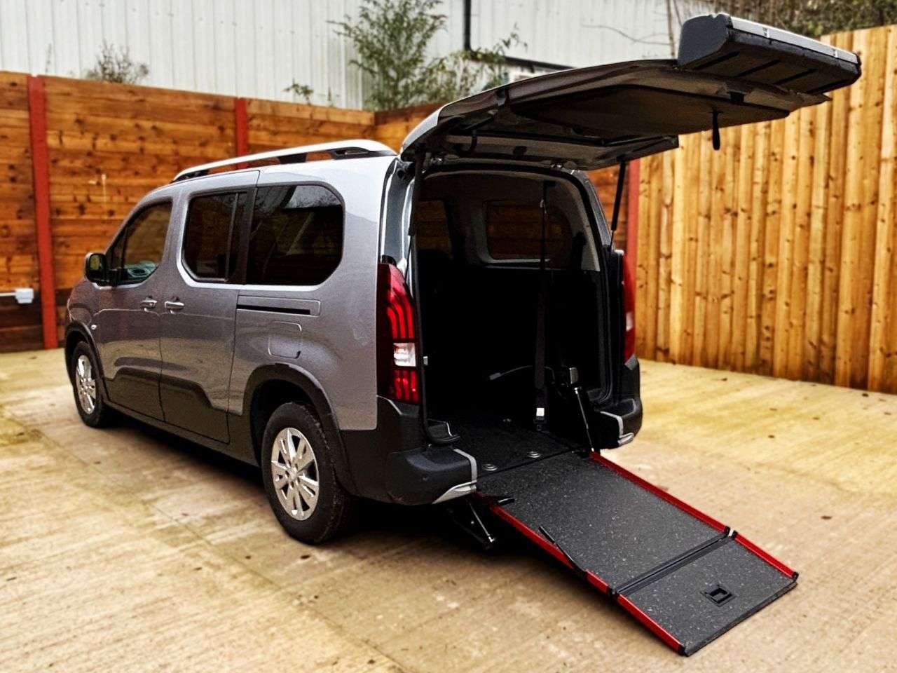 Check out this Peugeot Rifter 2020 Diesel Manual