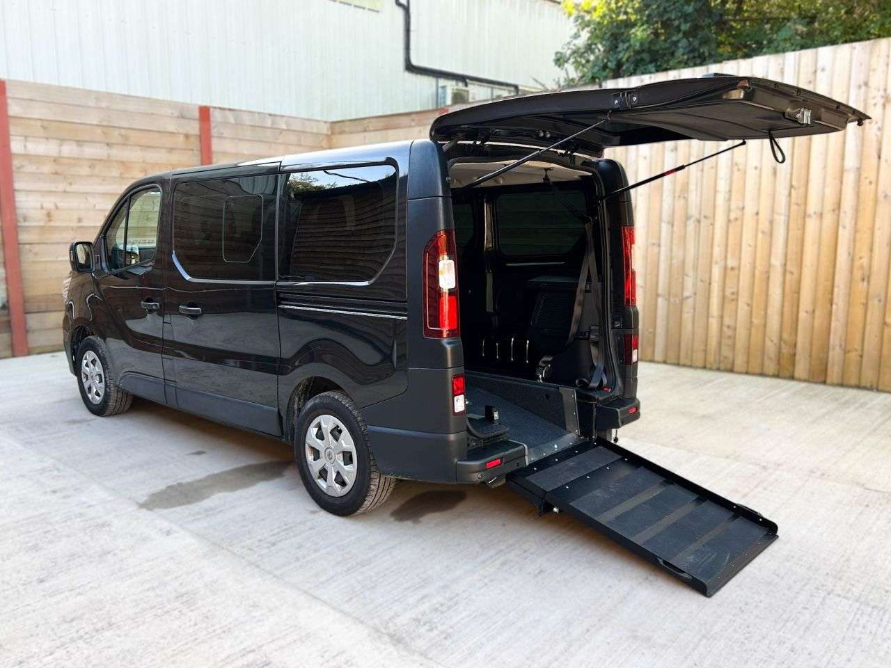A 2023 RENAULT TRAFIC 5 Seat Auto Wheelchair Accessible Disabled Access Vehicle WAV A 2023 RENAULT TRAFIC 5 Seat Auto Wheelchair Accessible Disabled Access Vehicle WAV