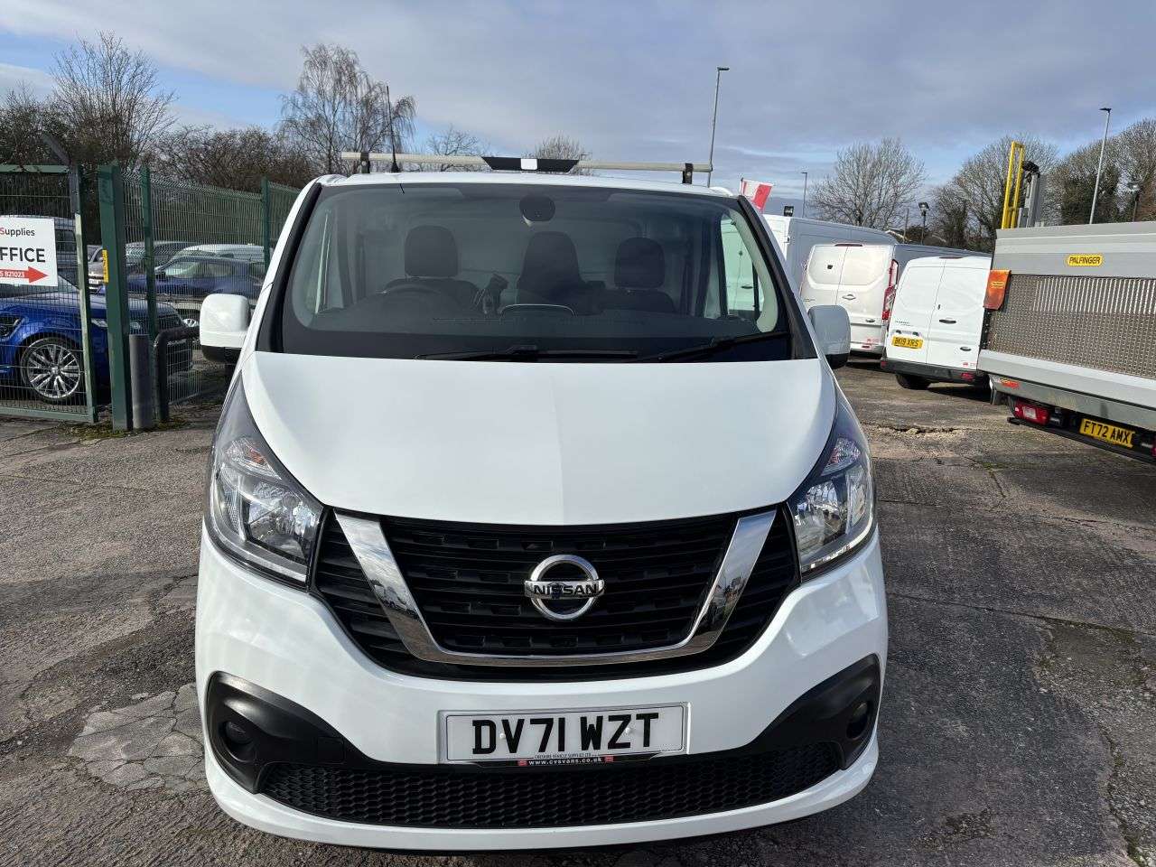 A 2021 NISSAN NV300 2.0 dCi 28 Tekna Panel Van 4dr Diesel Manual L1 H1 Euro 6 (120 ps) ROOF RAC A 2021 NISSAN NV300 2.0 dCi 28 Tekna Panel Van 4dr Diesel Manual L1 H1 Euro 6 (120 ps) ROOF RAC