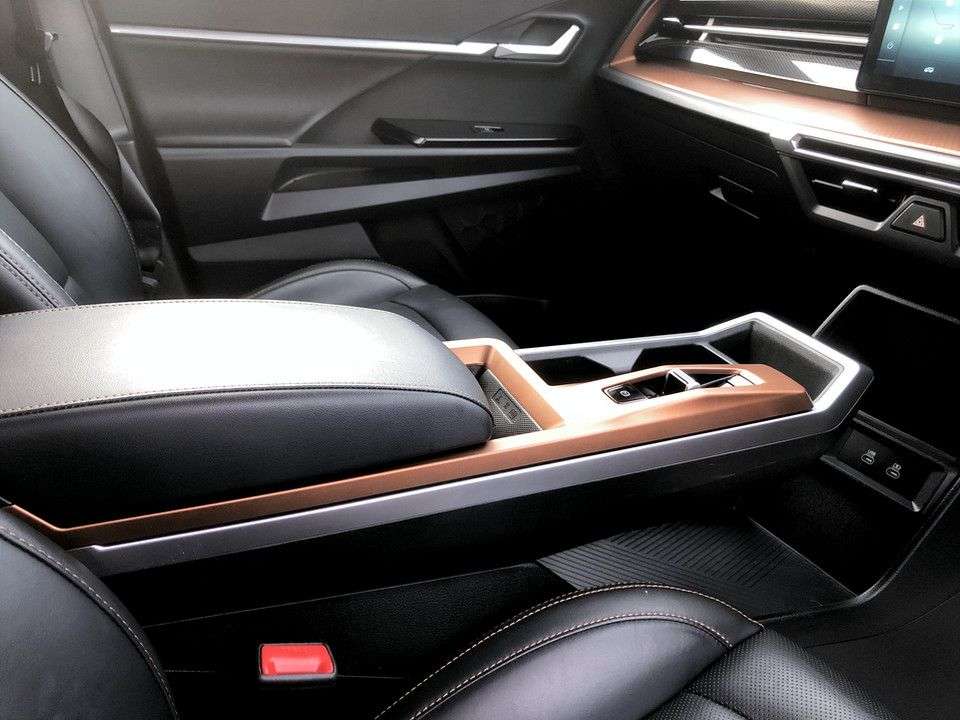 2024 KGM TORRES 2024 KGM TORRES