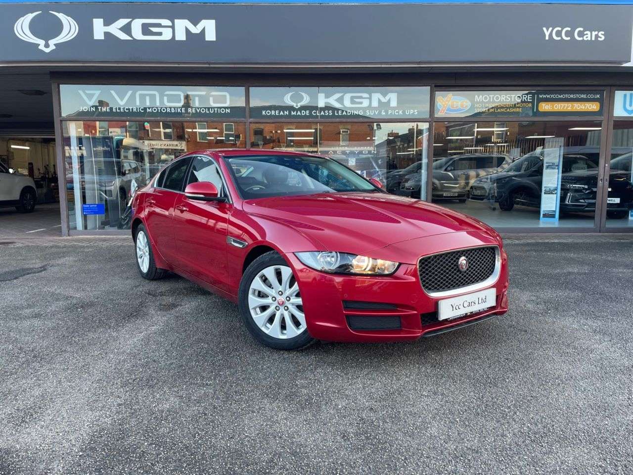 A 2018 JAGUAR XE 2.0d Prestige Saloon 4dr Diesel Auto Euro 6 (s/s) (163 ps) 4 STAMP FULL SER A 2018 JAGUAR XE 2.0d Prestige Saloon 4dr Diesel Auto Euro 6 (s/s) (163 ps) 4 STAMP FULL SER