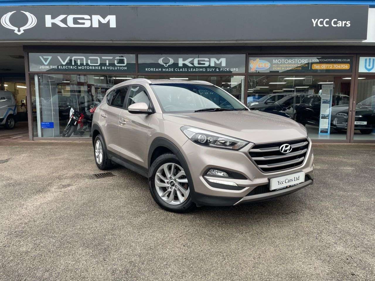 A 2016 HYUNDAI TUCSON 2.0 CRDi SE Nav SUV 5dr Diesel Auto 4WD Euro 6 (136 ps) FREE DELIVERY 9 STA A 2016 HYUNDAI TUCSON 2.0 CRDi SE Nav SUV 5dr Diesel Auto 4WD Euro 6 (136 ps) FREE DELIVERY 9 STA