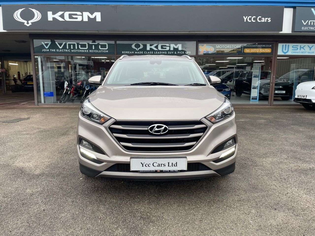 A 2016 HYUNDAI TUCSON 2.0 CRDi SE Nav SUV 5dr Diesel Auto 4WD Euro 6 (136 ps) FREE DELIVERY 9 STA A 2016 HYUNDAI TUCSON 2.0 CRDi SE Nav SUV 5dr Diesel Auto 4WD Euro 6 (136 ps) FREE DELIVERY 9 STA
