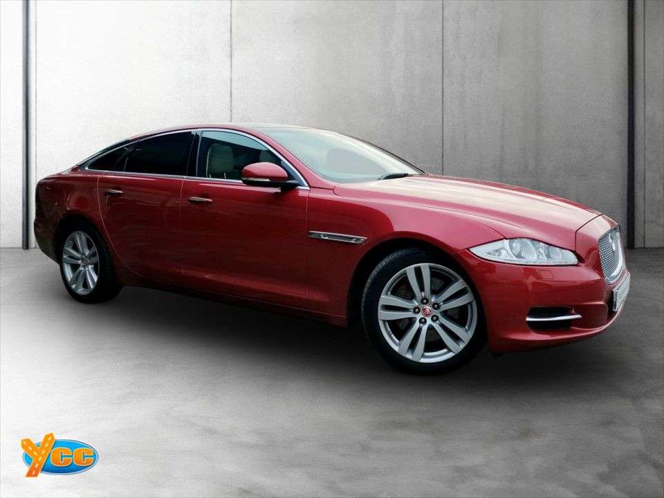 A 2013 JAGUAR XJ 3.0d V6 Premium Luxury Saloon 4dr Diesel Auto Euro 5 (s/s) (275 ps) 9 STAMP A 2013 JAGUAR XJ 3.0d V6 Premium Luxury Saloon 4dr Diesel Auto Euro 5 (s/s) (275 ps) 9 STAMP
