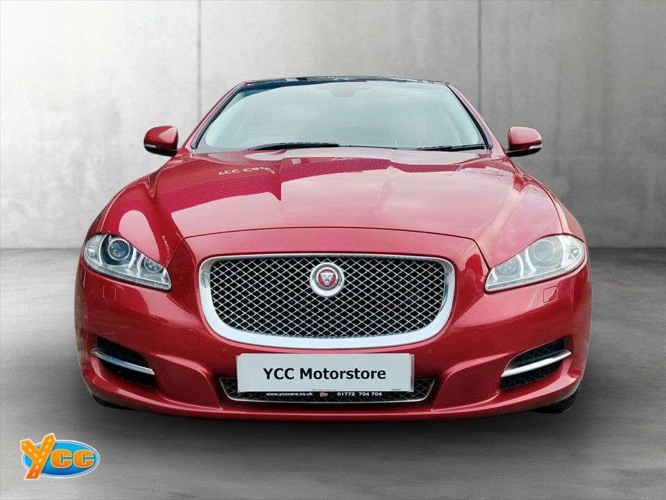 A 2013 JAGUAR XJ 3.0d V6 Premium Luxury Saloon 4dr Diesel Auto Euro 5 (s/s) (275 ps) 9 STAMP A 2013 JAGUAR XJ 3.0d V6 Premium Luxury Saloon 4dr Diesel Auto Euro 5 (s/s) (275 ps) 9 STAMP