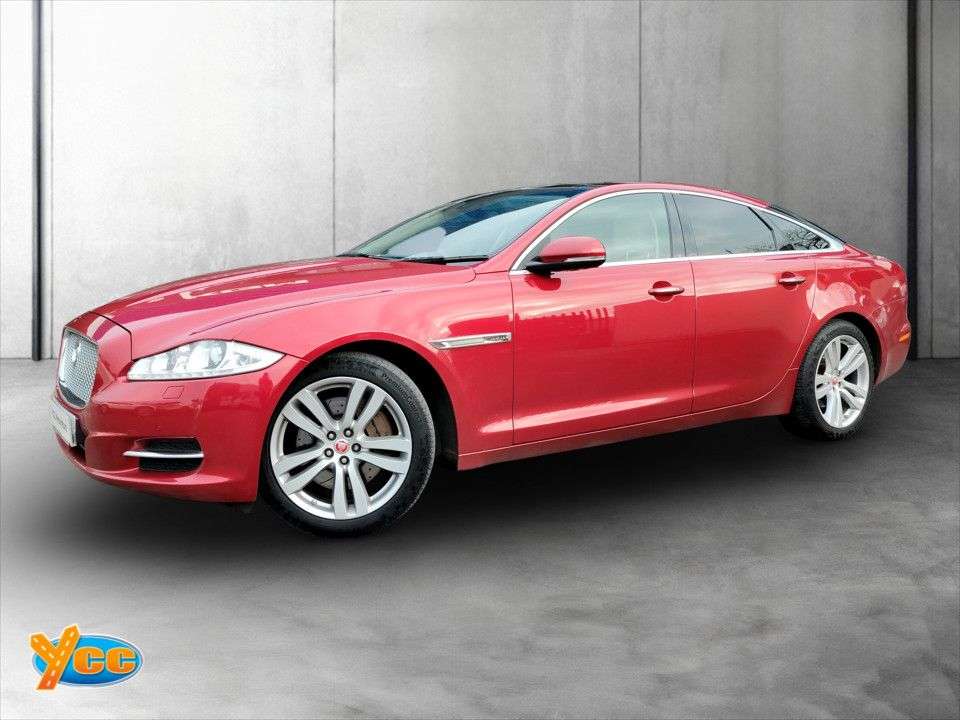 A 2013 JAGUAR XJ 3.0d V6 Premium Luxury Saloon 4dr Diesel Auto Euro 5 (s/s) (275 ps) 9 STAMP A 2013 JAGUAR XJ 3.0d V6 Premium Luxury Saloon 4dr Diesel Auto Euro 5 (s/s) (275 ps) 9 STAMP